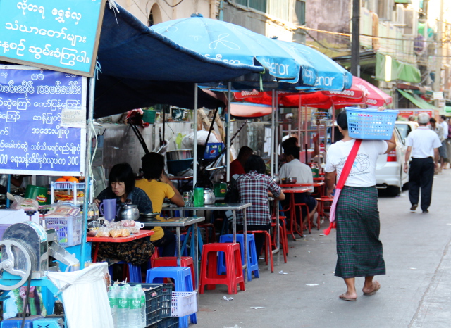 Ruokailukatos jollain Yangonin keskustan kaduista. 