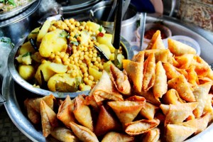 Samosoita ja perunasekoitusta, jota todennäköisesti on myös niiden sisällä. 