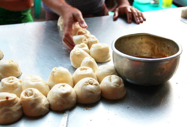 Tällaisista isosta taikinaläjästä pyöritellyistä taikinarullista näytettiin tehtävän sekä paranthoja että lettuja. 