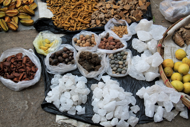 Mausteita kadulla myynnissä. 