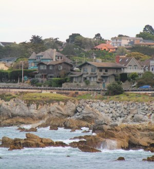 Taloja Montereyn rannalla. 