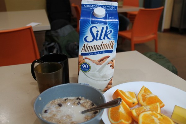 Aamiaista hostellilla. Käytin omia kasvimaitojani. Tuo mantelimaito on tosi hyvää, purkkikoko on vaan Ameriiiikan mitoissa, puoli gallonaa satsi. 