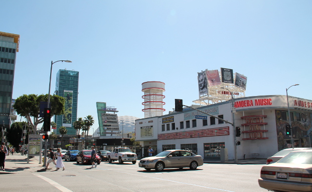 Amoeaba -musiikkikauppa Sunset Boulevardilla. Tuon ohi kuljimme usein mennessämme viereiseen Veggie Grill- ravintolaan ja kauppaan Wallgreensille.