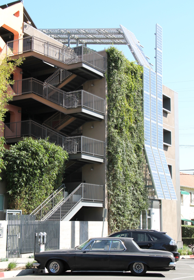 Aurinkopaneelia seinässä ja katossa saisi olla kaikissa rakennuksissa aurinkoisessa Kaliforniassa.