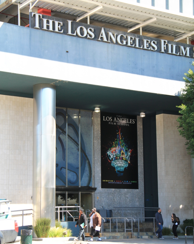 Varmaan monessa Hollywoodin rakennuksessa on elokuvateollisuuteen liittyvää toimintaa, vaikkei tällä tavalla se lukisikaan seinässä.