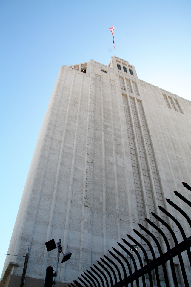 Korkeat rakennukset ovat Hollywoodissa harvassa, mutta tässä Iron Mountain rakennuksessa toimii arkisto.