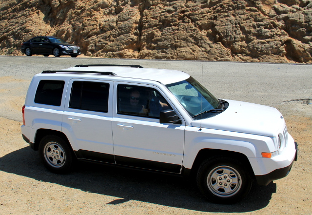 Tämmöisellä autolla lähdimme liikenteeseen. Automaattijeeppi neljälle. Vuokra kuukaudelta vissiin jotain 1.500 $ Alamolta. 