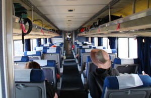 Junavaunu sisältä.