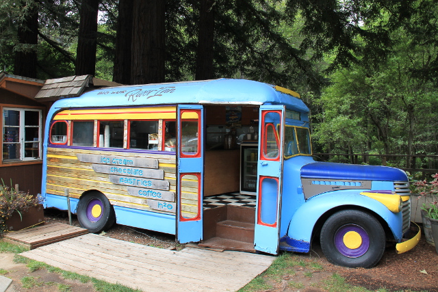 Kahvila-auto huoltoaseman vieressä. 