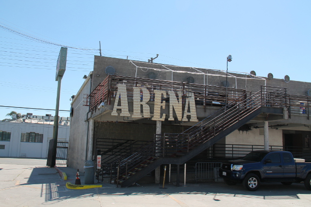 Ehkäpä Hollywoodissa vain on ollut kauheasti varastorakennuksia ja ne on sitten muutettu eri käyttöön, kuten tämä klubi tässä.