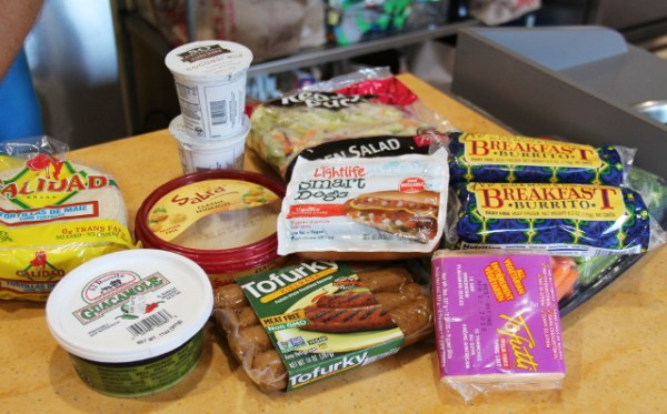 Ostoksia Walgreensilta, mukana myös eväitä seuraavan päivän LA-SF -junamatkaakin varten. Jugurttia, salaattia, hummusta, guacamolea, kasvisnakkeja ja -makkaroita, aamiaisburritoja, dippivihanneksia ja vegaanijuustoa. 