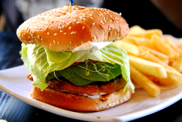 Vegan Housen burgeri. Amerikassa kun ollaan, niin haluan syödä sikäläisiä ruokia. 