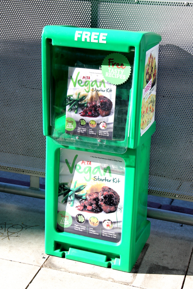 Santa Monica Boulevardilta löytyi muiden lehtitelineiden joukosta PETAn Vegan starter kit. Hollywoodissa on superhelppoa olla vegaani, kaikkialla tuntui olevan vegaaniannokset tarjolla ja kasvisravintoloita oli.