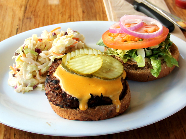 Veggie grillin burgerin pihvi oli jopa liian jauhelihaisen makuinen (en edes lapsena tykännyt jauhelihasta kun olin vielä lihansyöjä). 