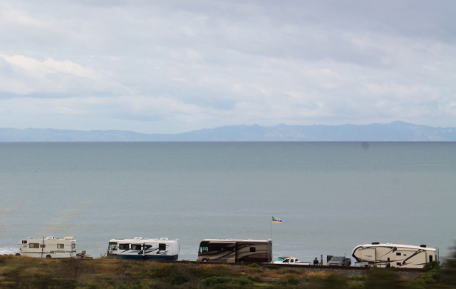 Yhdysvalloissa näkee enemmän tämmöisiä bussin kokoisia matkailuautoja kuin maltillisemman kokoisia Euroopasta tuttuja versioita. Näillä on tässä Santa Barbaran eteläpuolella hyvä paikka, jonka näimme myös junasta pohjoiseen mennessä. 