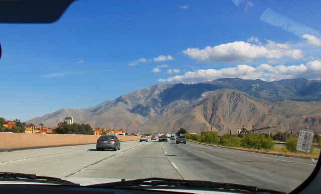 Ehkä 20 km ennen Palm Springsiä oli vasemmalla joku outlet-kauppoje alue ja kasino. 
