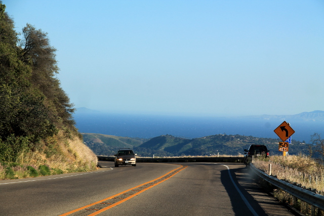 Santa Barbaraan laskeuduttiin kukkuloilta. Kaupungin tienoilla pystyi merellä näkemään öljynporauslauttoja. 