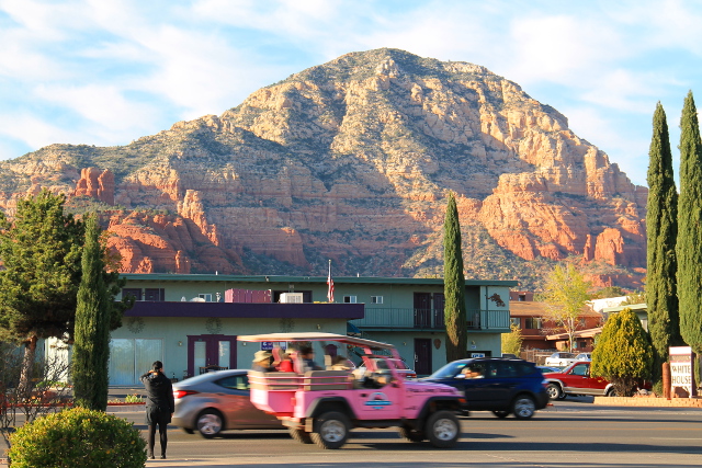 Motelleja etsimässä juuri Sedonan alkaessa 89A-tiellä. 