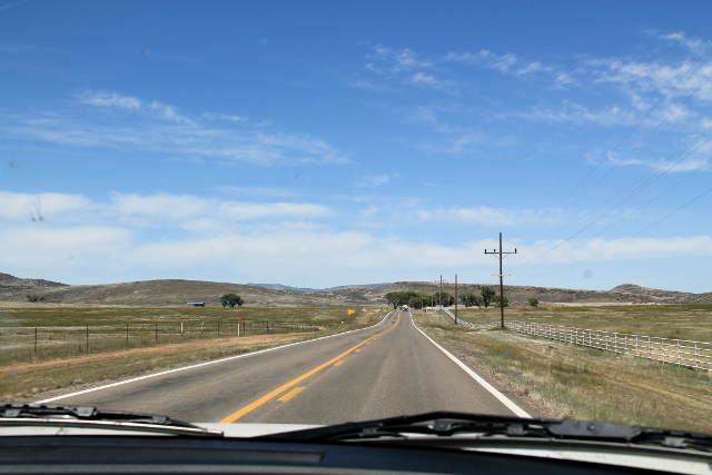 Korkeammalla kun oltiin, niin kasvoi heinääkin. Muistaakseni täällä näin viitan North Fork Ranchille. Myöhemmin matkalla näin myös South Forkin kyltinkin Dallas-sarjan malliin. 