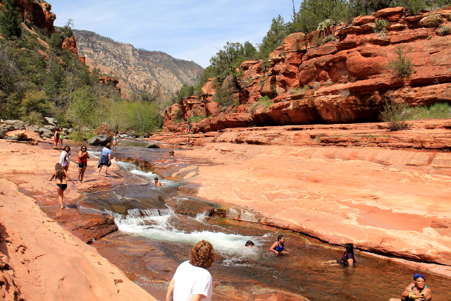Kallioon oli muodostunut luonnon vesiliukuratoja. 