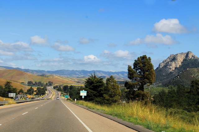 Tie 1 siirtyi vähän kauemmaksi rannasta joskus Morro Bayn jälkeen. 