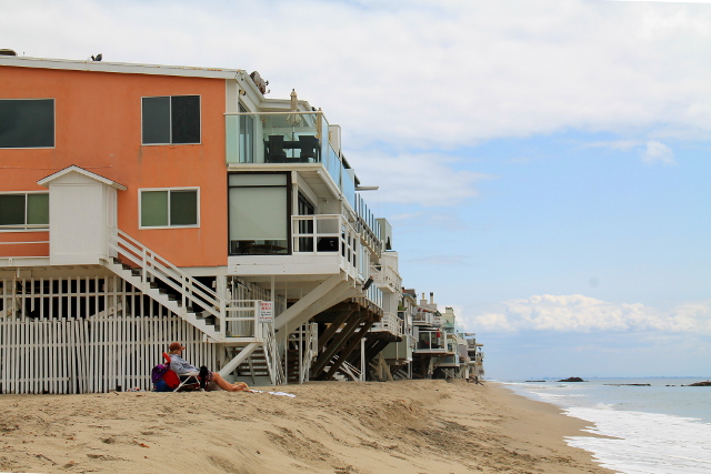 Malibun rantataloja vieri vieressä. 