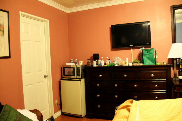 Huonetta sisältä. Pöydällä on Ny Quil -yskänlääkearsenaalini. 