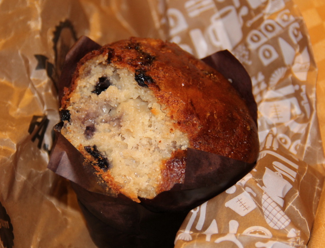 Sain Wholefoodsista tuliaisina myös vegaanista mustikkamuffinssia. Oli oikein ihmeen hyvää, mukana huokoista, spongya, eikä liian makeaa. 