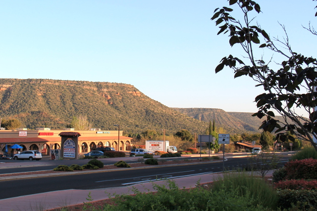 Oak Creekissä on tällaisia tasapäisiä kukkuloita, joita muutoin Arizonassa ja Utahissa näkyi paljon. 
