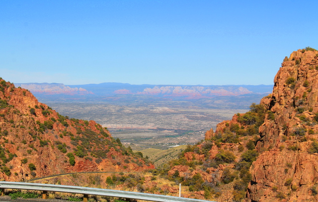 Saimme vähän esimakua grandcanyonmaisista maisemista juuri ennen kulman takana olevaa Jeromea. Laskeuduimme kohti laaksoa, jonka laidalla siinsi monivärinen kallioseinämä. 
