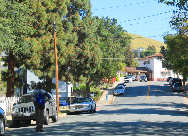 San Luis Obispossa ajoimme vain autolla läpi, vaikka ehkäpä se olisi ollut kiva paikka, kuten niin moni muukin. Pakko valikoida tämmöisellä matkalla, jolla haukkaamme tosi isot alueet muutaman viikon autoilun aikana. Kuvassa skeittarin ja takana taitaa näkyä rautatieasema, jossa junamme Los Angelesista San Franciscoon pysähtyi muutamaa päivää aikaisemmin. 
