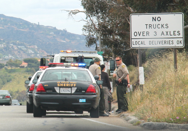 Seriffien tehtävät vaihtelevat osavaltioittain ja piirikunnittain. Malibussa on näköjään jotain liikennepoliisihommiakin. 