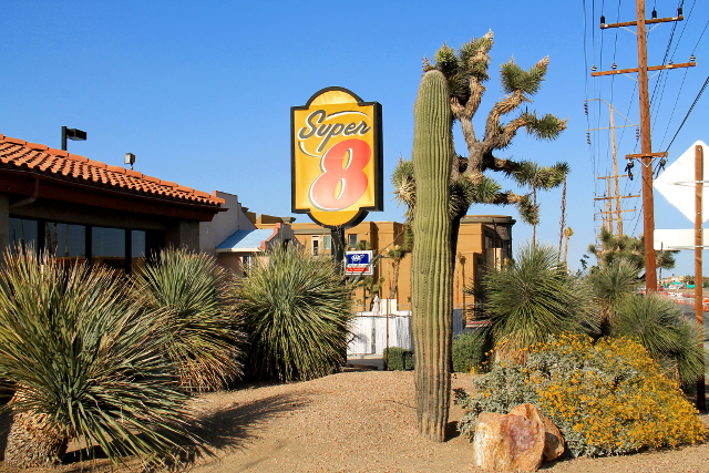 Yucca Valleyssa majoituimme Super 8-ketjun motelliin, kuten hyvin monta kertaa myöhemminkin reissun aikana. 