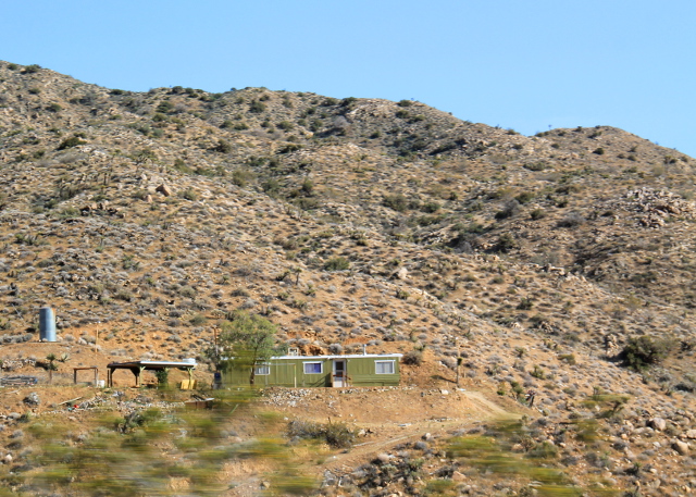 Oli jotenkin jännää, miten ihmiset olivat pykänneet talojaan keskelle hiekkaa, kiviä ja puskia. 