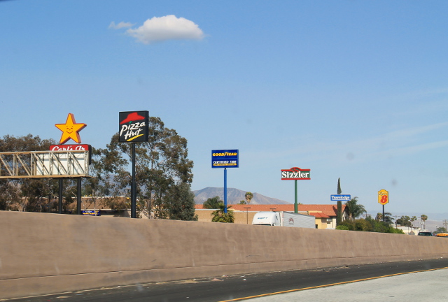 Tienvarsikylttejä. Ovat oikeastaan autoilevalle matkailevalle hyvin käteviä, mutta tulevat näkyviin yleensä liian myöhään kun liittymä on jo mennyt ohi.  