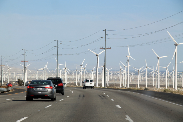 Iso tuulipuisto ennen Palm Springsiä ja ennen kuin me käännyimme kohti Yucca Valleyta mennäksemme Joshua Treen kansallispuistoon pohjoiskautta. 