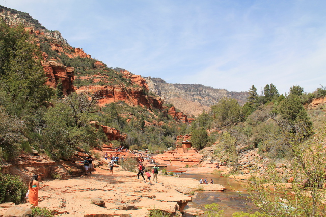Sedonan pohjoispuolella (matkalla Flagstaffiin) 89A -tiellä on tällainen hyisevän kylmä uimapaikka, jossa vesi on uurtanut hienosti punaiseen kallioon reittinsä. 