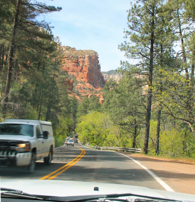 89A-tie kulki välillä kapeahkossa rotkossa, vierellä joki. 