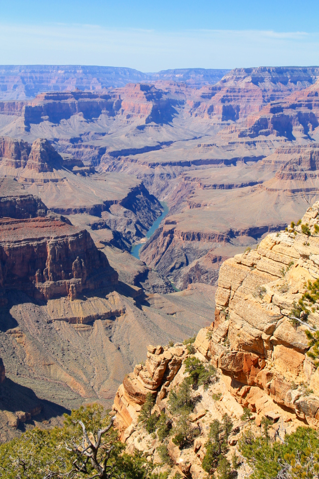 Coloradojoki pilkahtaa kanjonissa. 