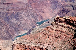 Coloradojoki zuumattuna kaukaa ylhäältä. 