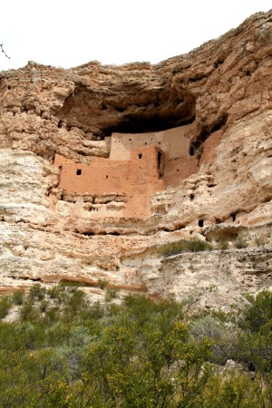 Montezuma Castle on Amerikan alkuperäisasukkaiden kallioasumus noin 600 vuoden takaa. 