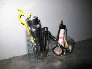 Tykötarpeet pulloista leikatuissa purkeissa. 