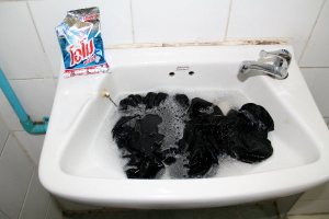 Pyykinpesua hostellin lavuaarissa. 