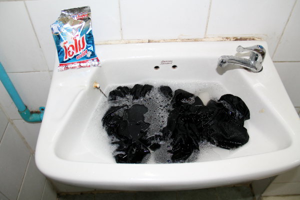 Pyykinpesua hostellin lavuaarissa. 