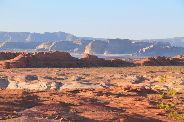 aavikkoa ja järveä