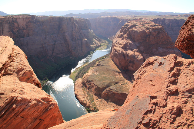 Horseshoe Bendin näköalapaikalla ei ole aitoja ja siellä olisi helppo horjahtaa ja pudota kielekkeeltä, jotka voisivat sortuakin. 