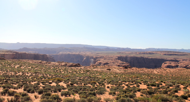 Horseshoe Bend on tällainen vajoama, kuten koko Coloradojoen kanjoni: yhtäkkiä melko tasaisessa maastossa on pudotus. 