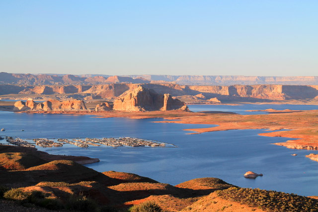 Lake Powell ja yksi sen marinoista. 