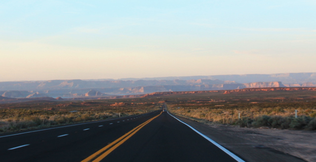 Lähellä Pagea. Mäkien lomassa pilkahtaa padottu Coloradojoki ja siitä aiheutunut järvimaisema. 