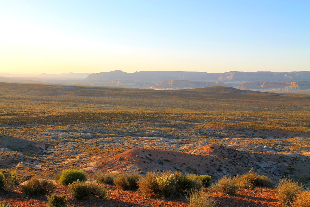 Maisema heti Pagen jälkeen jos jatkaisi pohjoiseen ja esim. Grand Canyonin pohjoisreunalle. 